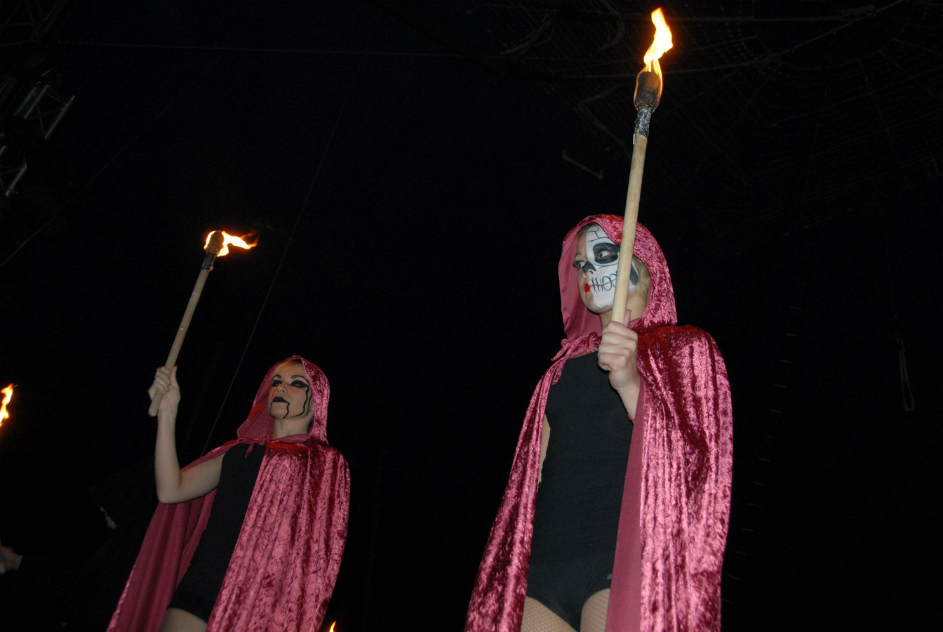 Duivelse Acrobatiek En Zwarte Humor Sieren Horror Circus Den