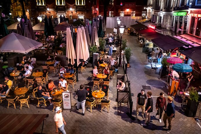 De horeca moet straks om 1.00 uur dicht zijn.