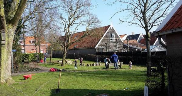 Wie heeft de dorpsschommel in Dreischor meegenomen?