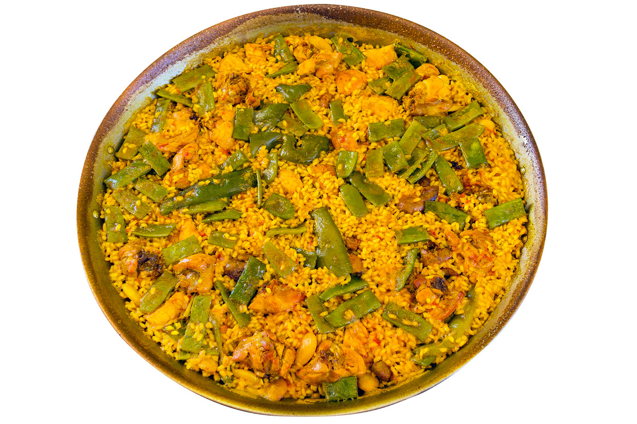 Paella op open vuur, met konijn van de slager uit het dorp Trouw