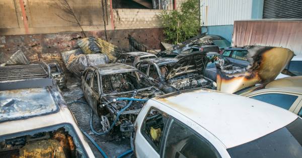 Politie gaat uit van brandstichting bij loods met tweedehands auto's in Nijmegen