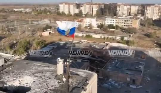 Russisch leger hijst vlag in centrum frontstad Voehledar • Zes burgerdoden bij Russische aanval op markt in Cherson