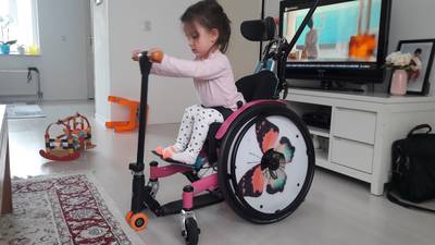 Niets is onmogelijk! Sara ondanks spierziekte op de step