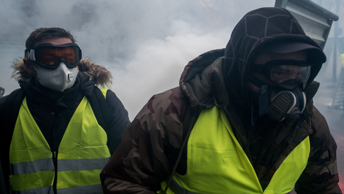 Un Journaliste Violemment Agressé Par Un Gilet Jaune En
