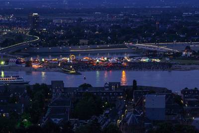 Waalkade en eiland barsten bijna uit hun voegen voor vuurwerkshow