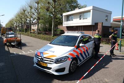 Gasleiding vlak achter benzinepomp gesprongen in Prinsenbeek, politie zet straat af