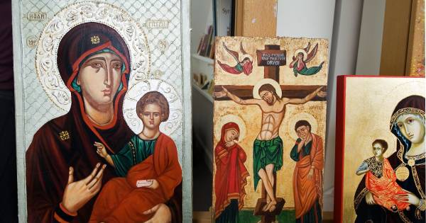 Syrische priester zegent in Laag-Soeren iconen in