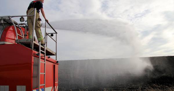 Veel rook bij flinke dijkbrand bij Ouwerkerk