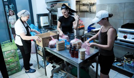 Terwijl Kramatorsk in puin valt, herrijst zijn industrie 1.100 kilometer verderop in bergdorp Peretsjyn