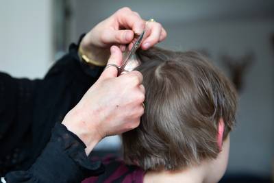 Politie sluit kapper die gewoon aan het knippen was in Velp