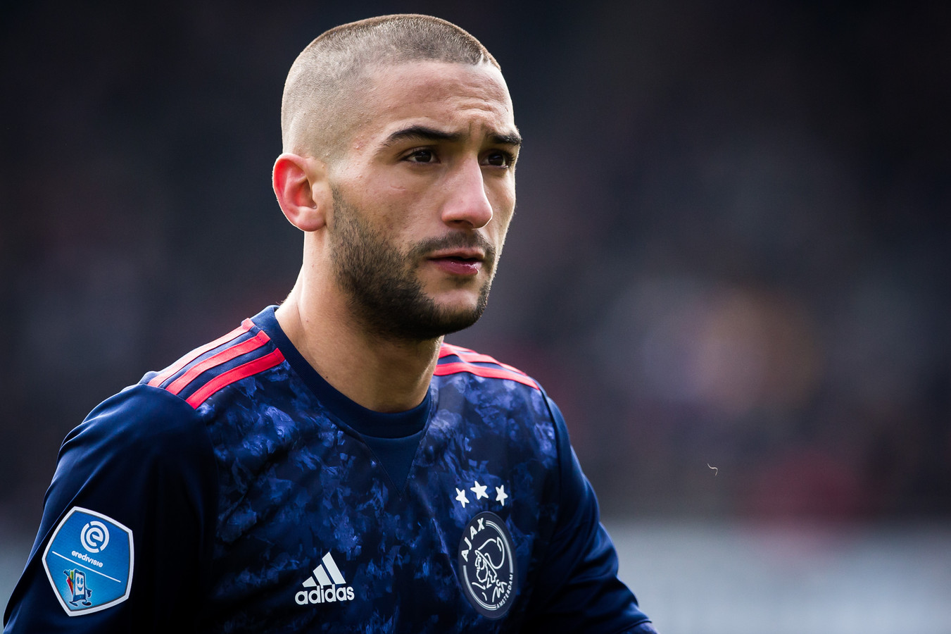 Ziyech krijgt duw bij spelersbus als supporters verhaal ...