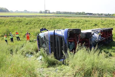 Vrachtwagenchauffeur raakt onwel achter het stuur en eindigt in berm bij knooppunt Valburg