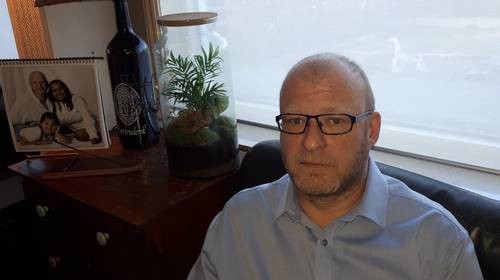 Luc (52) moet in het holst van de nacht 6 kilometer van het ziekenhuis naar huis wandelen