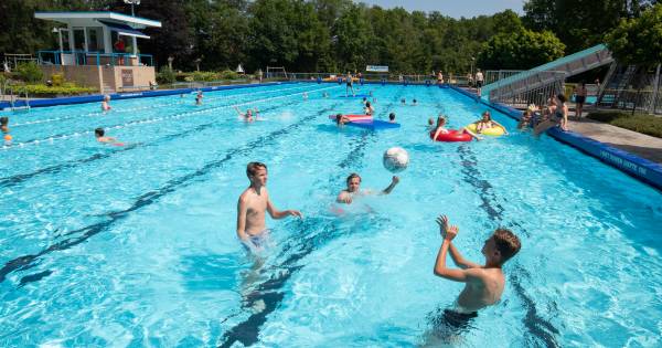Naakt op de vlucht voor politie na illegale nachtelijke zwempartij.