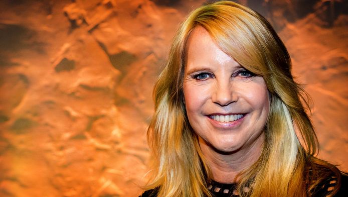 Linda De Mol Snotterde Zakdoek Vol Op Bruiloft Chantal Sterren
