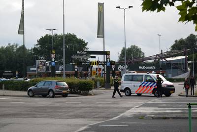 Vuurwapengevaarlijke verdachte niet aangetroffen op toilet fastfoodketen