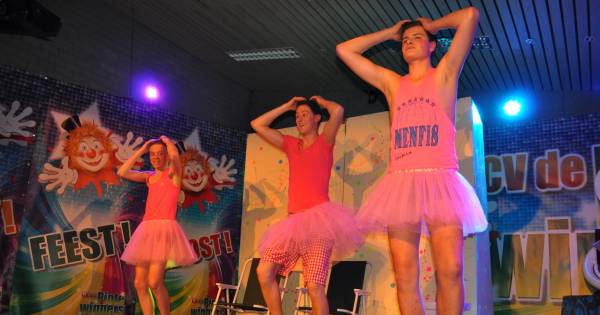 Artiesten en publiek genieten in Gastel