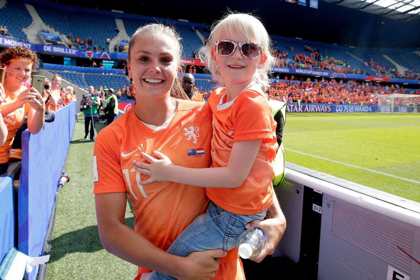 Een dikke knuffel van Lieke Martens voor voetbalgekke Lente (6) uit Nijkerk Foto AD.nl