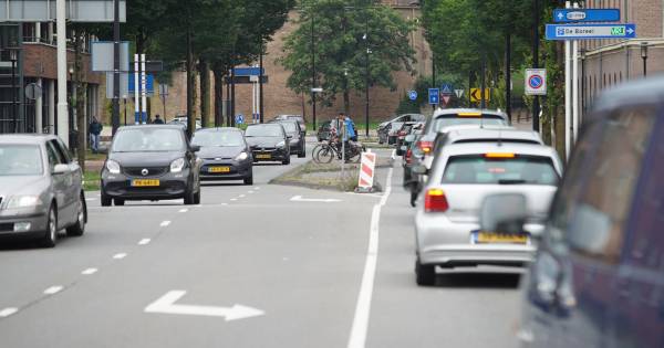 Ongeluk bij Vaassen zorgt voor forse vertraging op A50; ook rond Deventer staat het weer vast.