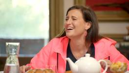 Chloé voelt de hete adem van de groep in haar nek