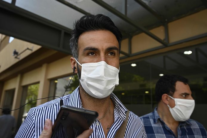 Maradona's lijfarts Leopoldo Luque praat met verslaggevers voorafgaand aan de operatie.