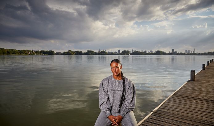 Hoe de scheiding van haar ouders Naomi Sharon kwetsbaar ...