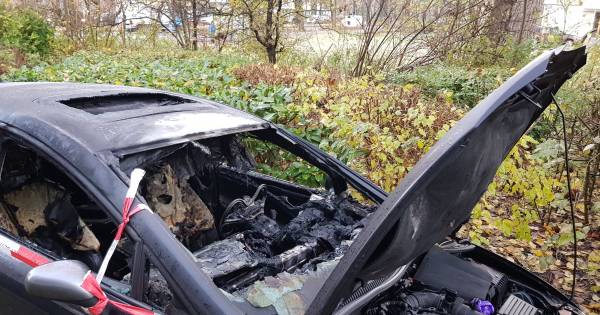 Autobrand bij Vlaardingse flat, brandstichting niet uitgesloten.