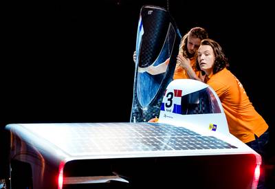 Studenten TU Delft lanceren zonnewagen 'Nuna9'