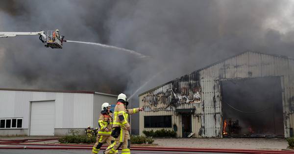 Bewoners mogen huis nog niet in na grote brand in Vorden; opruimwerk begonnen