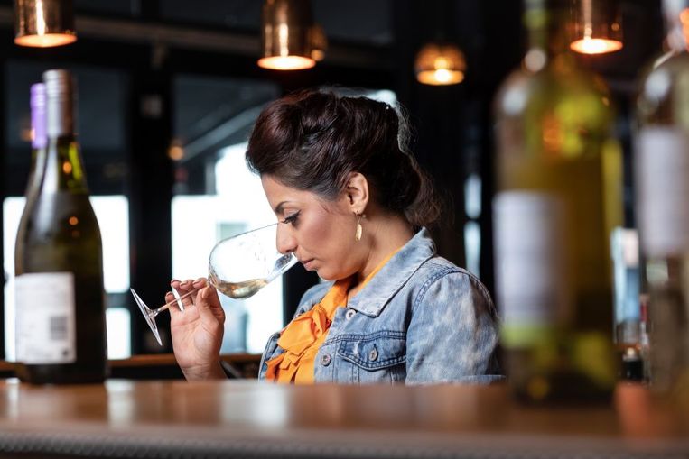 Onze huissommelier Sepideh Sedaghatnia vertelt je bij welke lokale speciaalzaken je terechtkan. De plaatselijke wijnhandelaren kunnen dan ook onze steun gebruiken in tijden van corona: #kooplokaal.