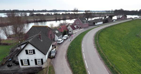 Waaldijk krijgt dorpsboulevards en de weg blijft grotendeels op de dijk
