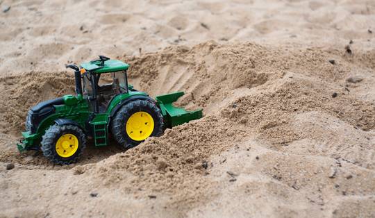 Speelzand bevat mogelijk asbest: minister Beenders wil het uit de rekken