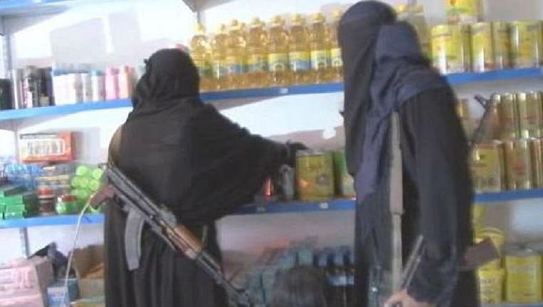 Een Britse IS-vrouw in Syrië doet inkopen Beeld Channel 4 News