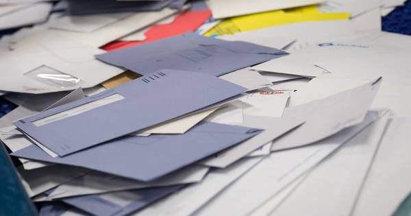 Postbezorger houdt 3000 brieven en pakketten achter | Groningen - AD.nl