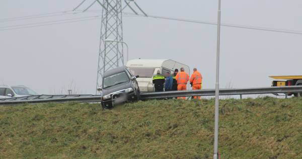 Storm in Zeeland: Auto met caravan waait van A58, haan van toren in Nieuw- en Sint-Joosland - BN DeS