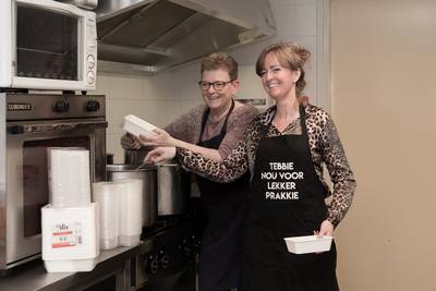 Dorpshuiszusjes koken een prakkie voor een prikkie om mensen in deze corona-tijd te helpen