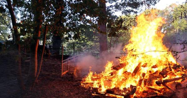 Stapel balken in brand bij scouting Cromvoirt | Vught - BD.nl