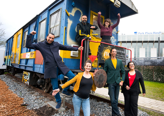 De initiatiefnemers die de treinwagon naar het Westplein hebben gehaald.