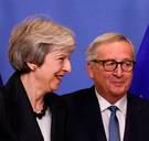 May en Juncker proberen brexitplooien glad te strijken in Brussel