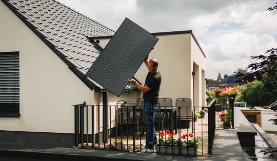 ‘Doe-het-zelven is de toekomst. Mensen willen zo veel mogelijk zelf doen’: in Duitsland zijn plug-inzonnepanelen razend populair