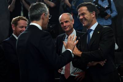 Minister Blok praat ambtenaren bij over uitglijder