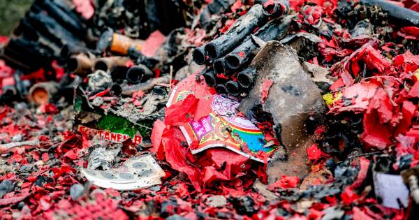 Forse schade aan auto's door zwaar vuurwerk, politie Bergen op Zoom zoekt getuigen.