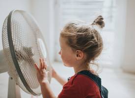 Op deze (onverwachte) plek in je slaapkamer werkt een ventilator het best