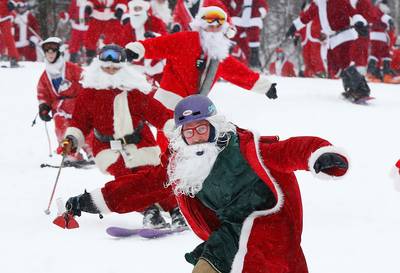 In beeld: 300 kerstmannen roetsjen van de berg