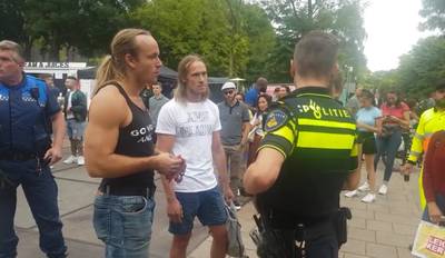 Activist verstoort Vegan Food Festival door het eten van rauw vlees bij ingang