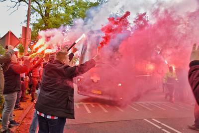 Honderden Willem II-fans zwaaien spelersbus uit bij vertrek naar Rotterdam