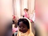 Une petite fille effrayée par une poupée noire, les internautes indignés