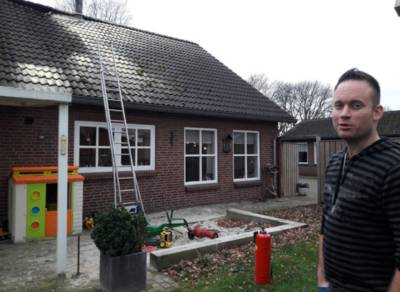 Lot (2) wordt wakker en vader ontdekt daardoor brand