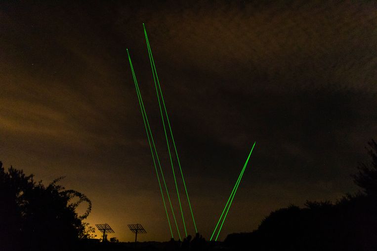 Met dubbele bundels laserlicht worden brokken ruimtepuin aangewezen (hier bij een repetitie op de Maasvlakte). Alle stukken afval groter dan 10 centimeter wegen bij elkaar 8 miljoen kilo. 