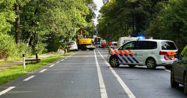Verkeersregelaar (51) op motor overlijdt na aanrijding met shovel.